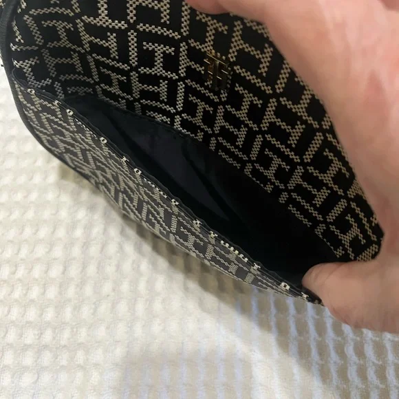 Tommy HilfigerBlack and White Monogram Circle Crossbody - Picture 7 of 8